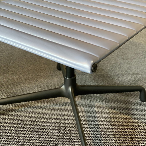 Otomana Vitra EA 125