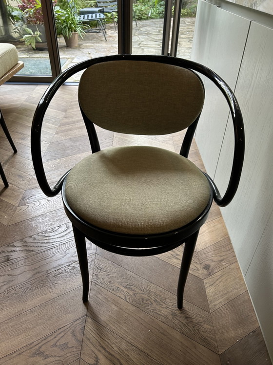 Image 1 of 4 sillas Thonet 209 con estructura de madera curvada negra y asiento tapizado.