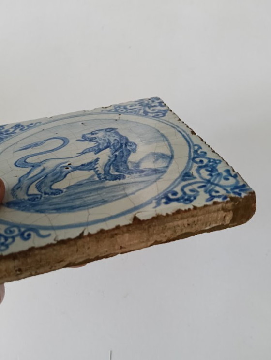 Antique 17th-century Delft Tile with Lion and Wan-Li Corners (c. 1630) – Decorative Objects, Ceramic (photo 9 of 10)