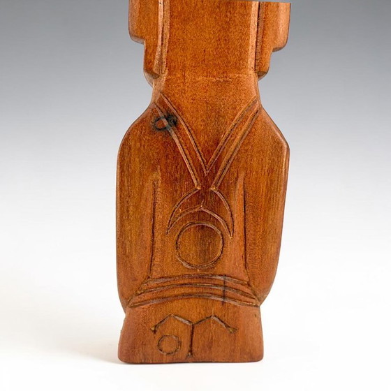 Image 1 of Sculpture Moai vintage sculptée à la main – bois massif, style tiki/milieu du siècle