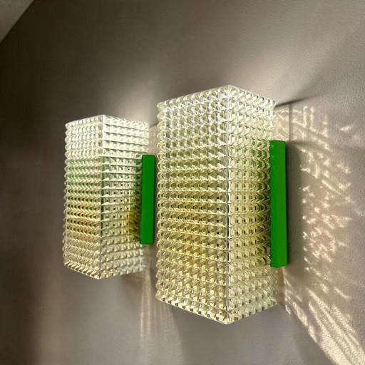 Mid Century Modern Space Age klare facettierte Acryl- und grüne Metall-Wandleuchten, 2er Set
