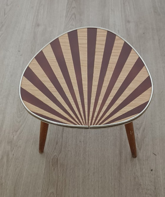 Table d'appoint des années 50 avec motif soleil couchant – Tables d'appoint, Metal, Wood (photo 5 of 7)