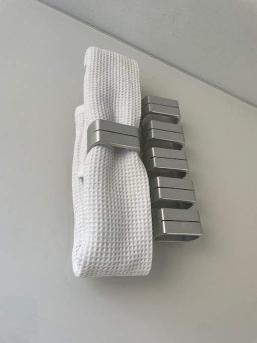 Set of 6 minimalist napkin rings / name card holders – aluminium design