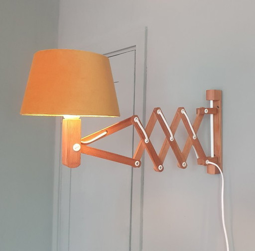 Lampe ciseaux vintage en bois Ikea des années 1980.