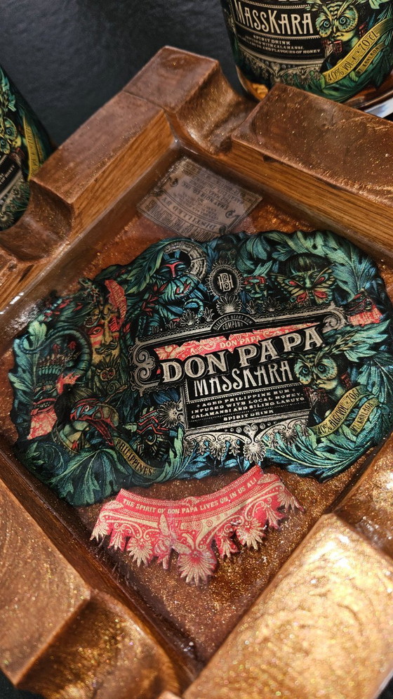 Image 1 of Handgefertigter Aschenbecher aus Eichenholz mit Epoxidharz – Individueller Zigarrenaschenbecher – Das perfekte Geschenk für die 
