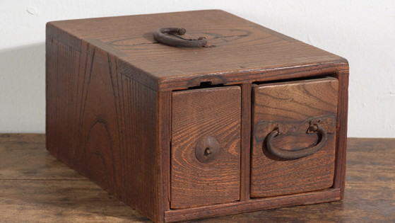 Antica scatola di legno giapponese con cassetto – Periodo Meiji–Taishō (c.1890–1920) – Armadi contenitori (photo 3 of 40)