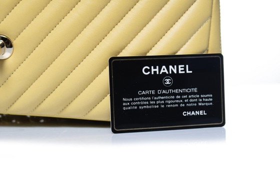 Image 1 of Chanel, Jumbo-Tasche aus gelbem Lammleder mit Chevron-Muster und Klappe