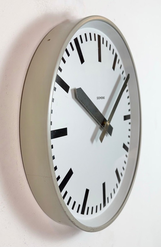 Image 1 of Grijze industriële fabriekswandklok van Siemens, jaren 70.