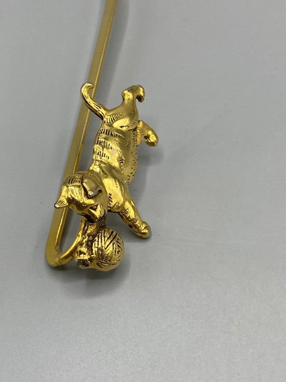 Vintage J.J. Jonette Hat Pin – Cat Playing with a Ball of Yarn – Decorative Objects (photo 3 of 6)