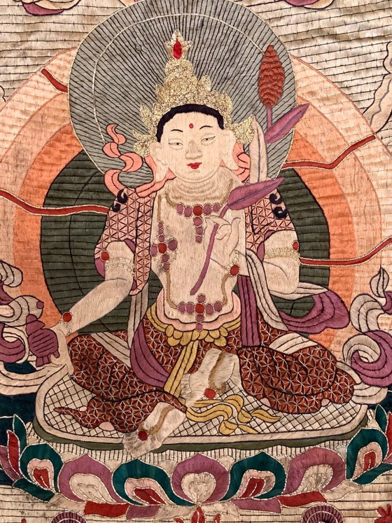 Hand-embroidered Buddhist Thangka - Silk & Gold Thread Framed – Wall decoration, Textile (photo 4 of 13)