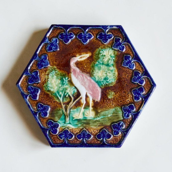 Image 1 of Salvamanteles francés de barbotina policromada del siglo XIX con pájaro rosa