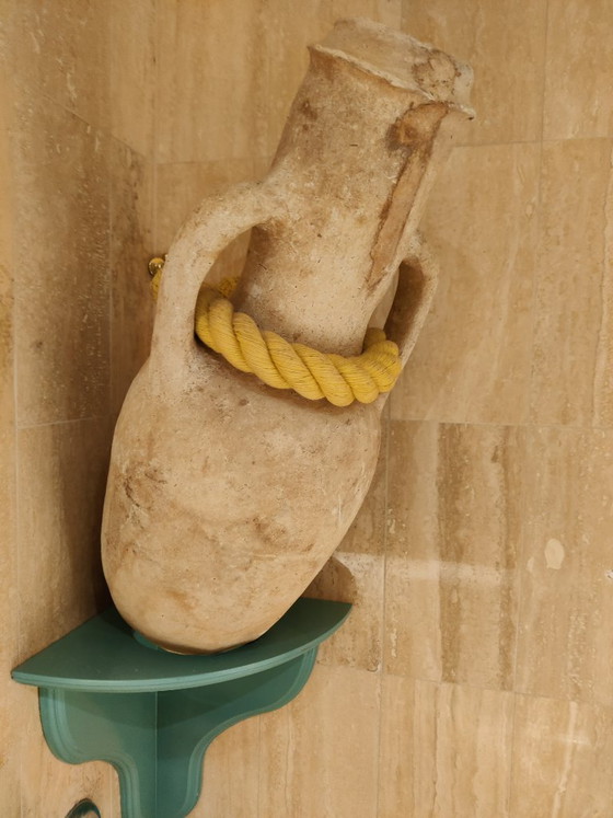 Image 1 of Beige terracotta amfora inclusief houten ondersteuningsbevestiging en dik touw om schuin op te hangen