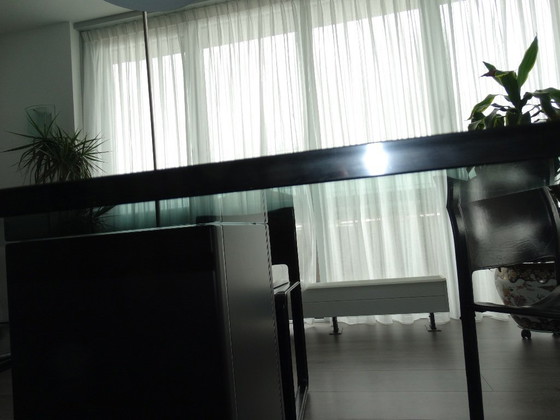 Image 1 of Tavolo da conferenza in vetro con 8 sedie in pelle e lampada ad arco abbinata.