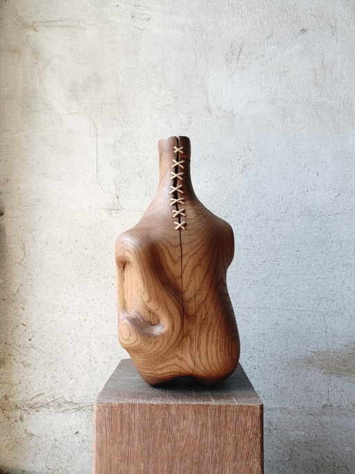 Vaso/scultura in legno massello di quercia intagliato