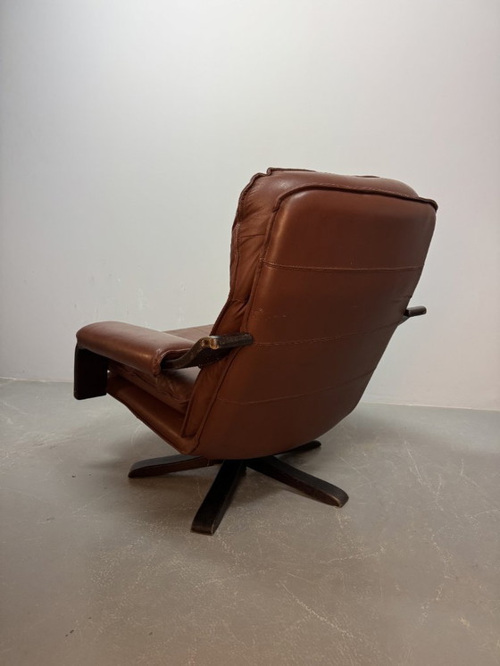 Image 1 of Sillón giratorio Leolux de cuero coñac con estructura de madera contrachapada, Países Bajos, década de 1970