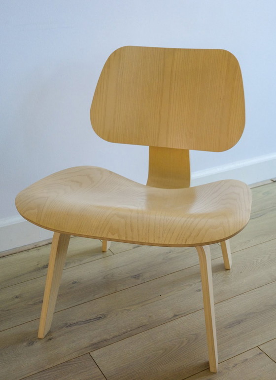 Image 1 of Poltrona lounge in compensato stampato Eames con base in legno (LCW) - Frassino bianco