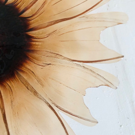 Image 1 of Plato con forma de girasol en vidrio moldeado y prensado, circa 1960.