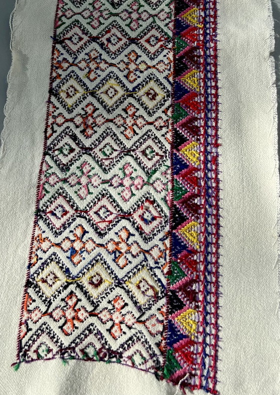 Image 1 of Twee Hongaarse randen met kleurrijk handborduurwerk met een folkloristisch patroon