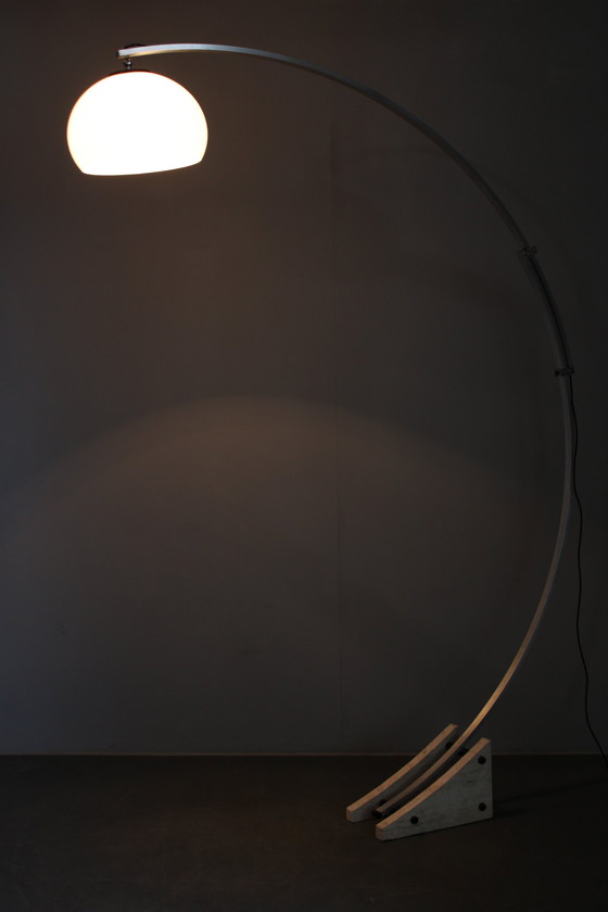 Image 1 of 1970er Harvey Guzzini Bogenförmige verstellbare Stehleuchte, Italien