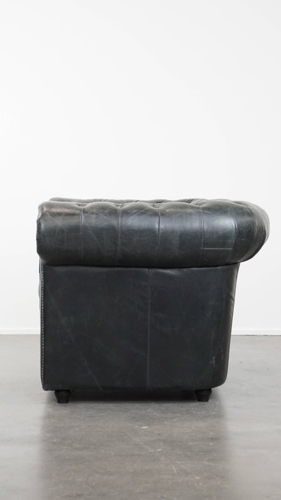 Image 1 of Ruime zwarte chesterfield fauteuil van generfd rundleer