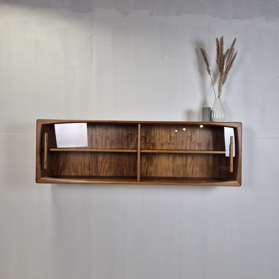 Image 1 of Buffet suspendu vintage danois Dyrlund des années 1960, meuble vitrine mural