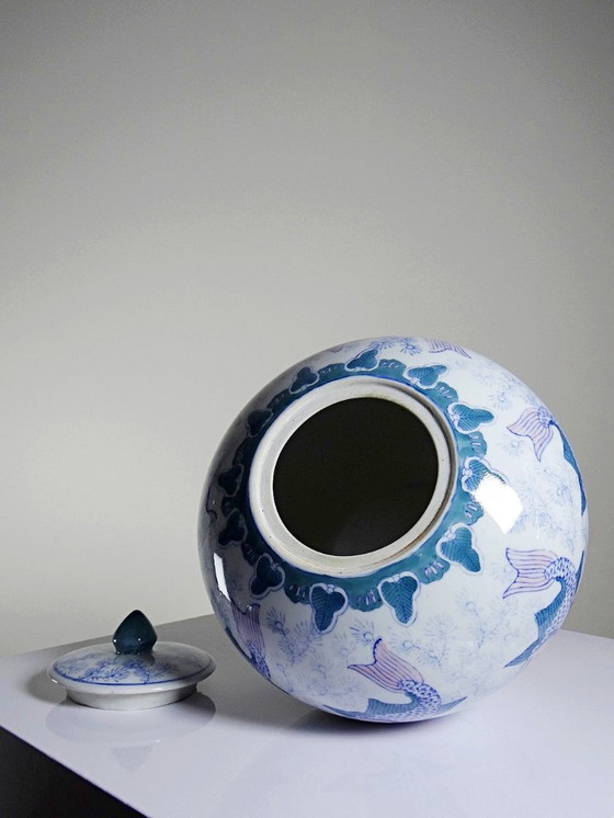 Image 1 of Vaso o pentola cinese d'epoca con coperchio e motivi di carpe koi