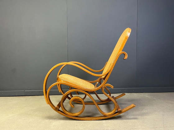 Image 1 of Fauteuil à bascule vintage en bois courbé et toile de canne, années 1960