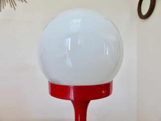 Pierre Disderot Tulpenfuß Tischlampe, rot lackiertes Aluminium und Opalglas, Frankreich, 1970 – Tischlampen (photo 7 of 11)