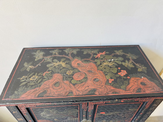 Image 1 of Antieke Chinese kast in zwart en rood gelakt hout – handbeschilderd