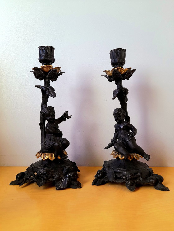 Image 1 of Coppia di candelabri barocchi in peltro raffiguranti putti