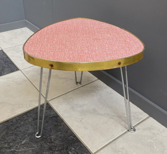 Image 1 of rot-weißer dreieckiger Blumentisch aus den 1960er Jahren (sieht rosa aus)
