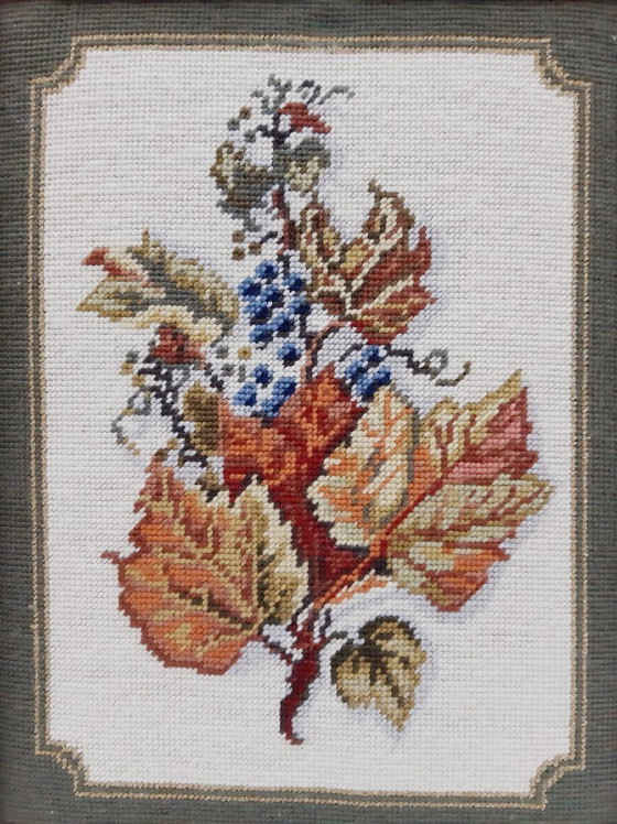 Image 1 of Vintage handnaaldwerk - boeket van herfstbloemen en bladeren, ingelijst 33 x 42 cm
