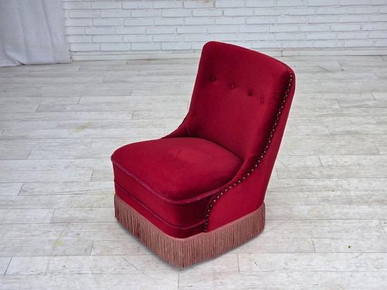 Image 1 of Fauteuil danois des années 1960, revêtement d'origine en velours rouge, pieds en bois de hêtre.