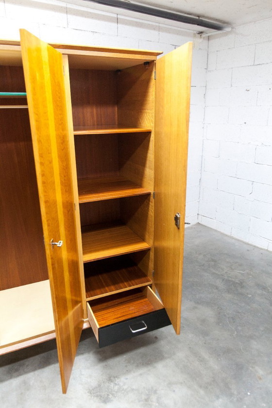 Image 1 of Französischer Kleiderschrank mit geschwungenen Beinen, 3 Türen, 1 Spiegel (27 x 130 cm) und 1 Schublade