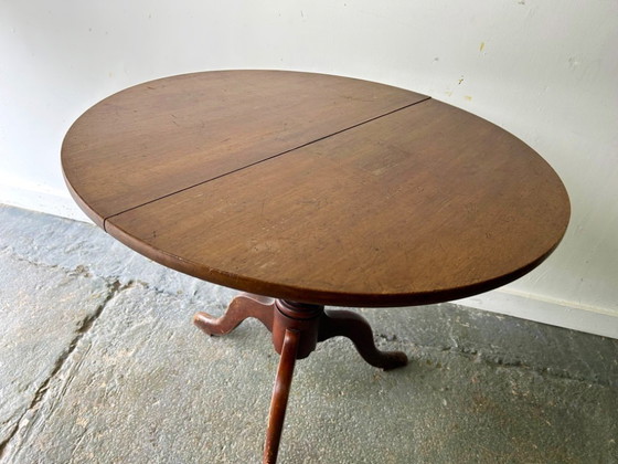 Image 1 of Table ancienne anglaise de style géorgien en chêne à plateau inclinable et piètement tripode