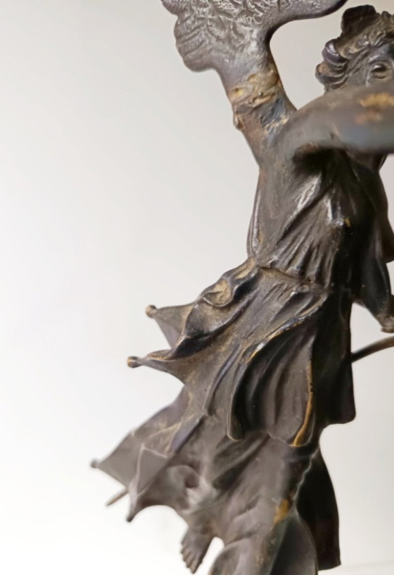 Image 1 of Sculpture antique de la Victoire ailée en bronze et cire perdue