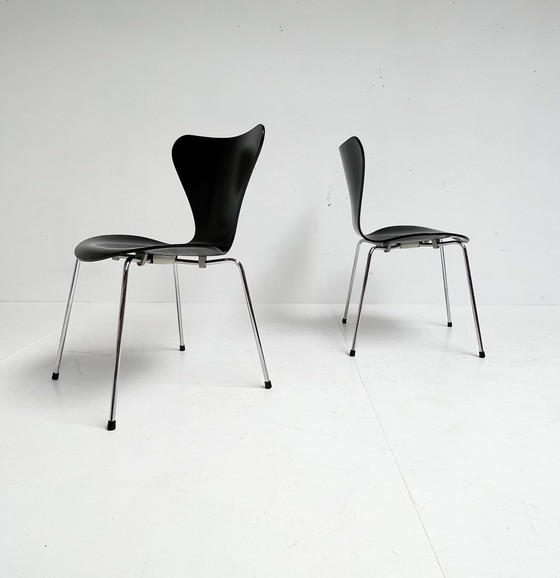 Image 1 of Set Van 2 Model 3107 Stoelen Van Arne Jacobsen Voor Fritz Hansen, 1990’s