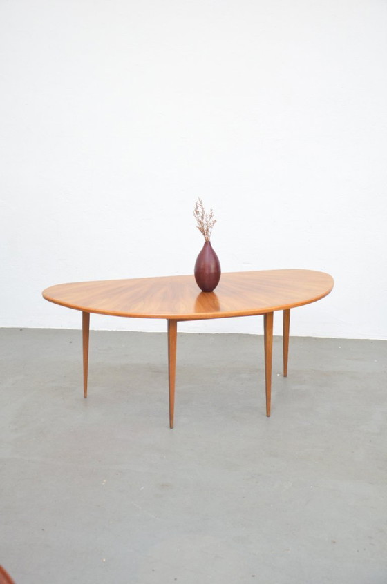 Image 1 of Vintage niervormige salontafel van walnotenhout, retro mid-century stijl uit de jaren 60.