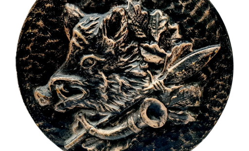 Decorazione murale in rame battuto martellato d'epoca con tema di caccia, cinghiale