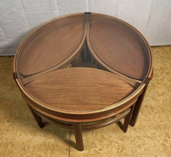 Image 1 of Table basse ronde rétro vintage en teck du milieu du siècle par Nathan 1960 Trinity Set