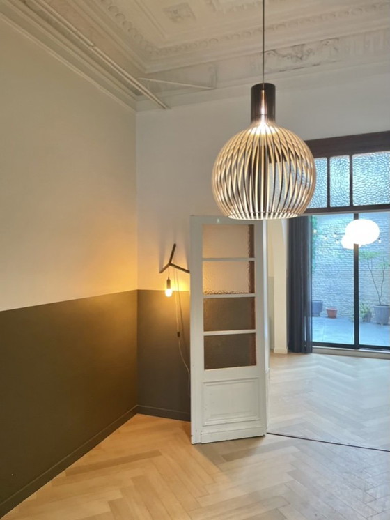 Wooden pendant lamp with slats, black and natural, Secto Octo, Modern (photo 5 of 5)