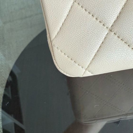 Image 1 of Chanel Classic Flap Medium - 25 cm gewatteerd lamsleer, beige, met gouden details.