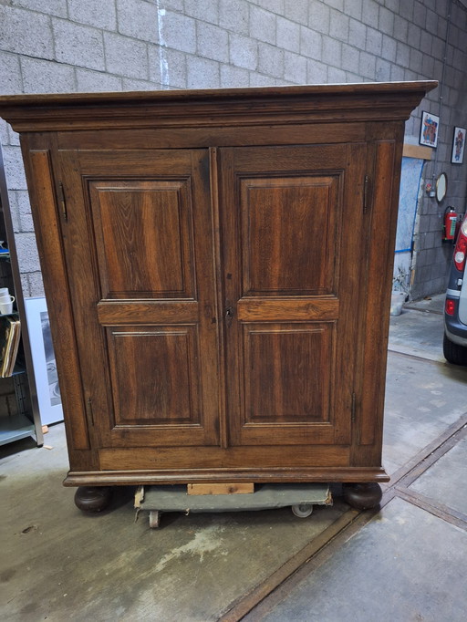 Massiver Barockschrank aus Eiche