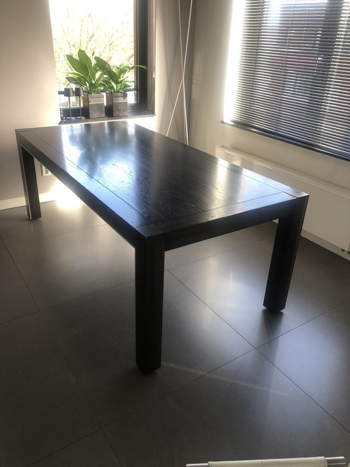 Table en chêne teinté foncé