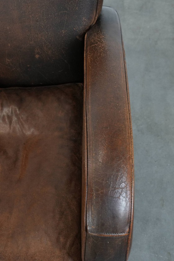 Image 1 of 2 x Vintage schapenleren design fauteuil in een donkere cognac kleur