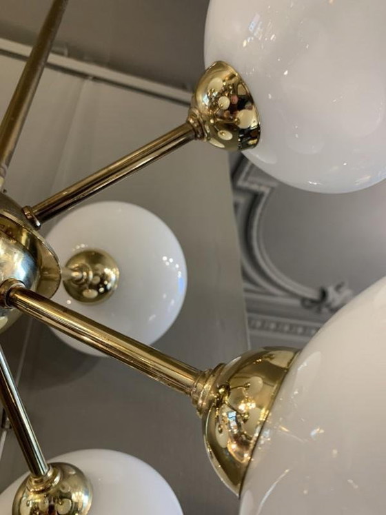Lustre Sputnik en laiton doré avec 8 globes en verre opalin, années 1970 – Brass, Glass, Italian Design (photo 8 of 11)