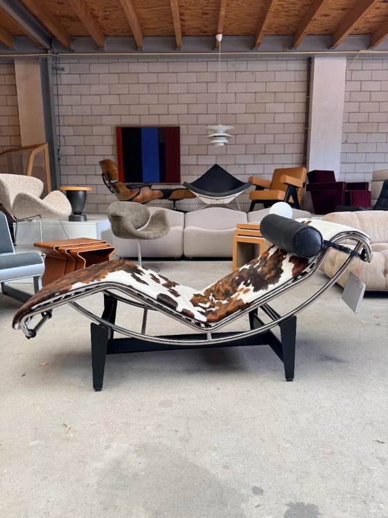 Cassina LC4 Chaiselongue in Pony von Le Corbusier – Chaise longue, Leather, Metal (photo 12 of 14)