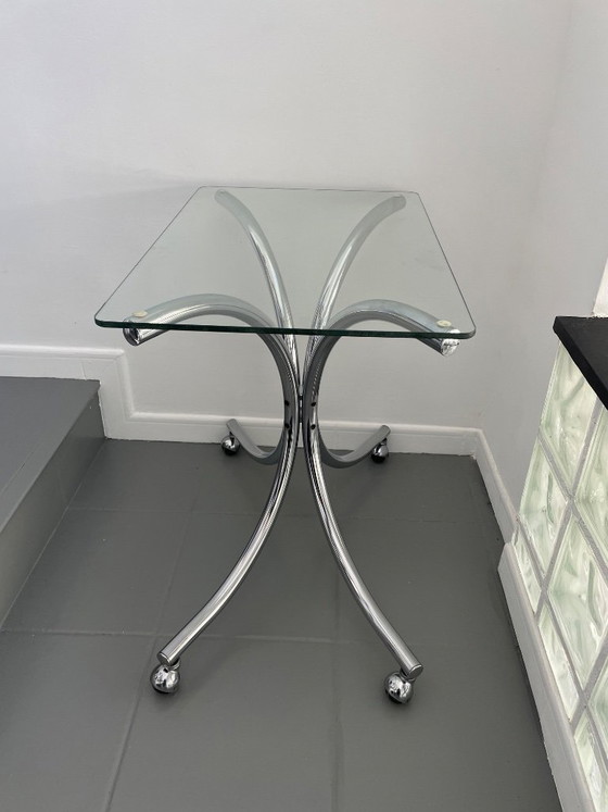 Image 1 of Salontafel van chroom en glas met wielen