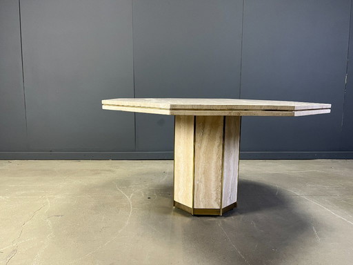 Mesa de comedor octogonal italiana de travertino y latón, década de 1970