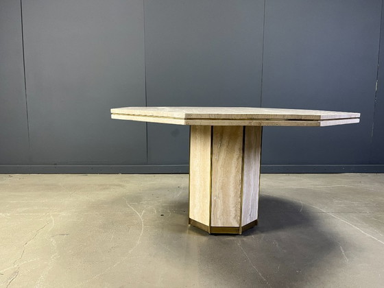 Image 1 of Table à manger octogonale italienne en travertin et laiton des années 1970
